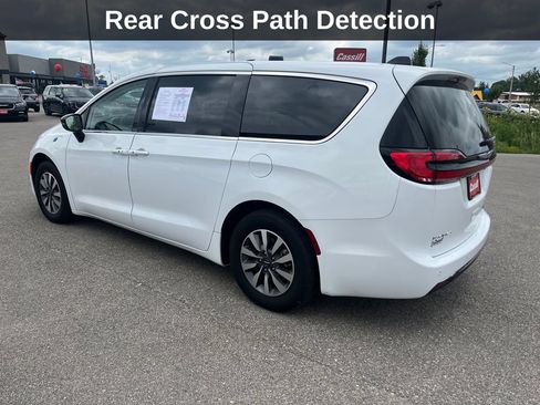 Used 2024 Chrysler Pacifica Limited FWD image 3