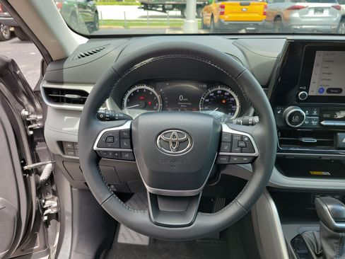 Used 2024 Toyota Highlander XLE FWD image 29