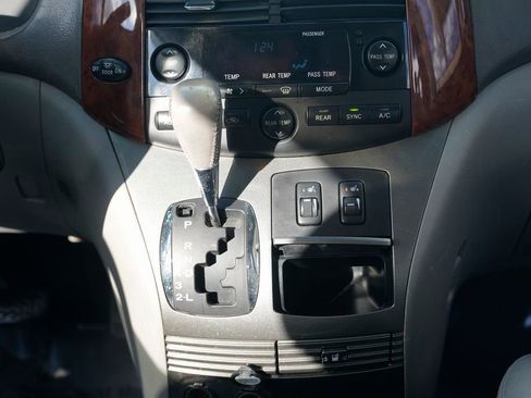 Used 2005 Toyota Sienna XLE image 34