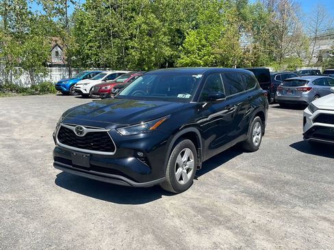 Used 2023 Toyota Highlander LE AWD/4WD image 1