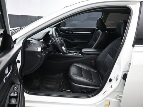 Used 2020 Nissan Altima 2.0 Platinum FWD image 11