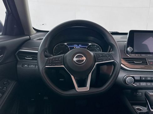 Used 2024 Nissan Altima 2.5 SV image 17