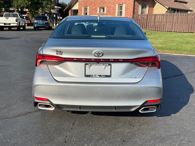 Used 2019 Toyota Avalon XLE w/ Moonroof Package FWD image 3