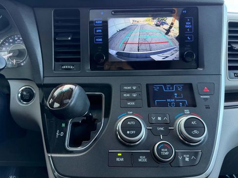 Used 2017 Toyota Sienna XLE image 15