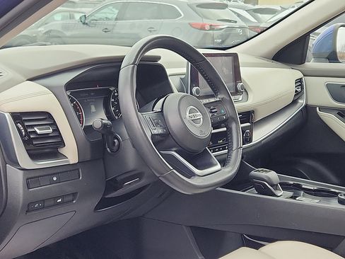 Used 2021 Nissan Rogue SV w/ Premium Package image 9