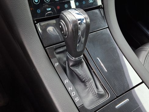 Used 2018 Ford Taurus Limited image 16