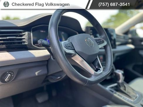 Used 2025 Volkswagen Jetta SE FWD image 17