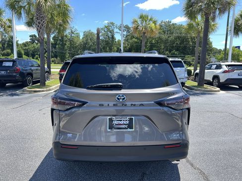 Used 2024 Toyota Sienna XLE FWD image 9