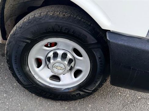 Used 2011 Chevrolet Express 2500 RWD image 23