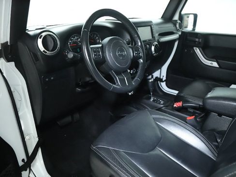 Used 2017 Jeep Wrangler Rubicon w/ Connectivity Group AWD/4WD image 14