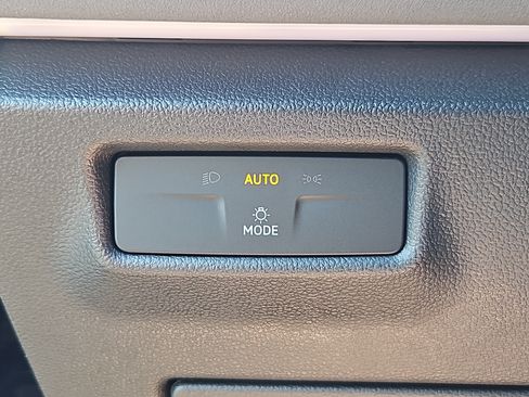 Certified 2025 Volkswagen Tiguan SE AWD/4WD image 10