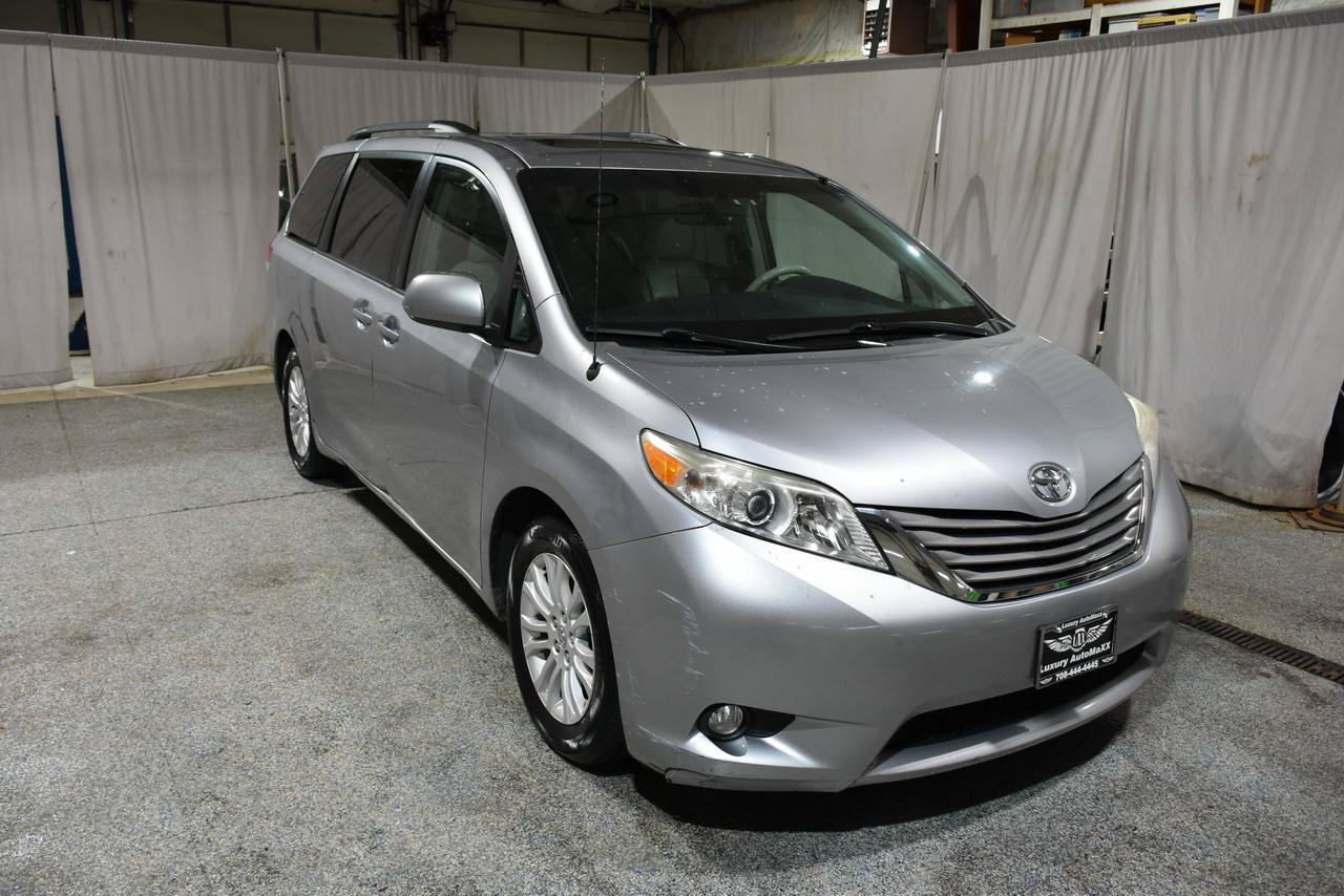 Used 2012 Toyota Sienna XLE FWD image 25