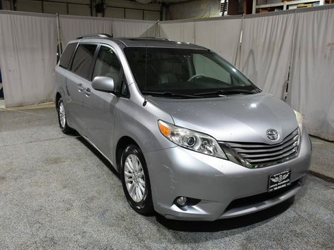 Used 2012 Toyota Sienna XLE FWD image 25
