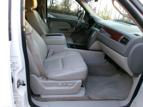 Used 2010 GMC Yukon XL SLT image 5