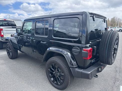 Used 2025 Jeep Wrangler Unlimited Sahara w/ Safety Group image 5