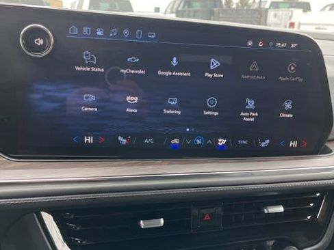 Used 2025 Chevrolet Suburban Z71 image 38