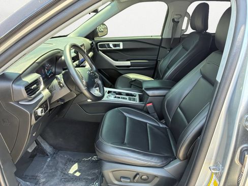 Used 2023 Ford Explorer XLT w/ Equipment Group 202A RWD image 8