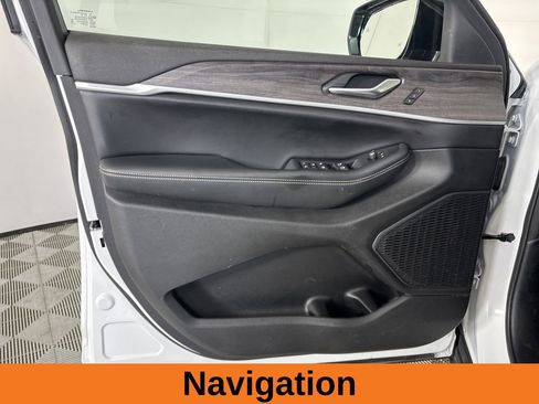 Used 2023 Jeep Grand Cherokee Limited image 8