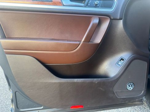 Used 2012 Volkswagen Touareg TDI AWD/4WD image 7