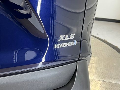 Used 2021 Toyota RAV4 XLE Premium image 10