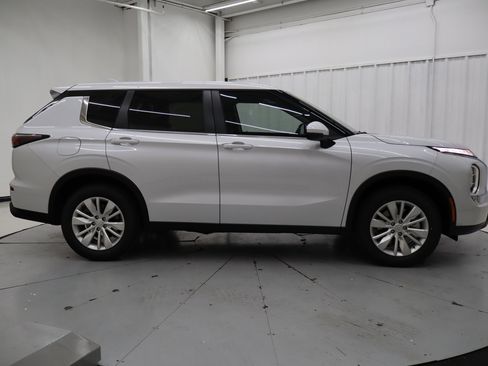 New 2026 Mitsubishi Outlander ES image 2