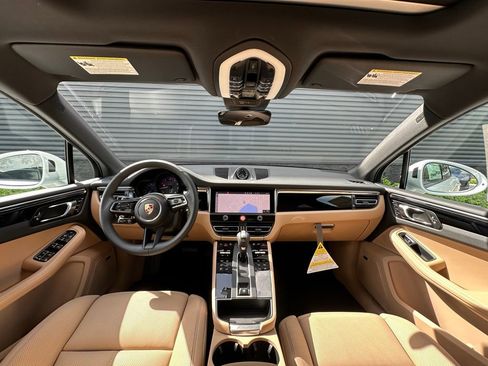 Certified 2025 Porsche Macan image 32