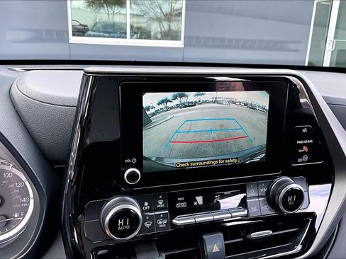 Used 2025 Toyota Highlander LE FWD image 26