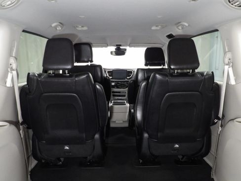 Used 2024 Chrysler Pacifica Limited FWD image 14