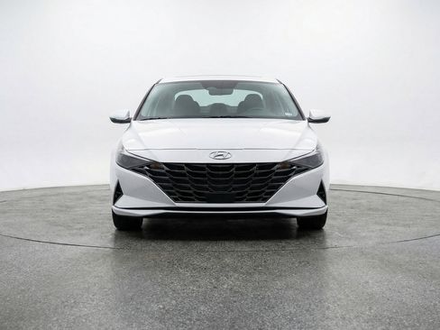 Used 2025 Hyundai Elantra SEL FWD image 2