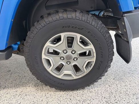 Used 2015 Jeep Wrangler Unlimited Rubicon w/ Connectivity Group AWD/4WD image 34