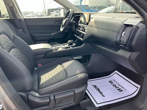 Used 2025 Nissan Pathfinder SV FWD image 3