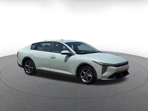 Used 2025 Kia K4 FWD image 2