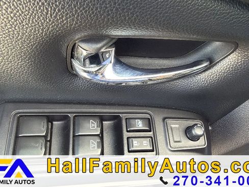 Used 2018 Nissan Titan SV w/ SV Convenience Package RWD image 17