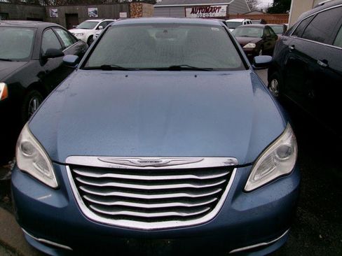 Used 2011 Chrysler 200 Touring FWD image 6
