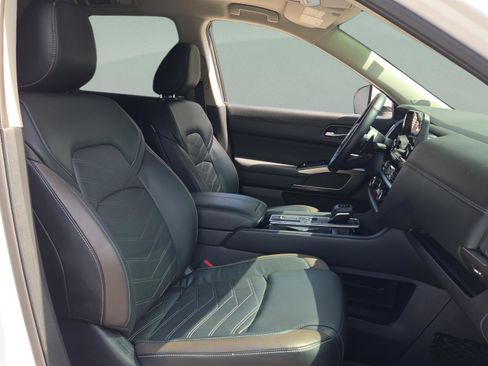 Certified 2025 Nissan Pathfinder Platinum FWD image 15