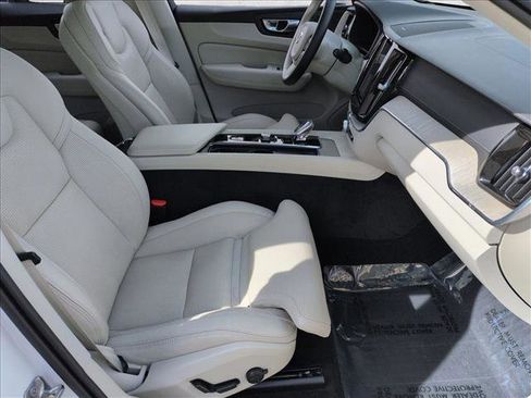 Used 2022 Volvo XC60 B6 Inscription w/ Climate Package image 22