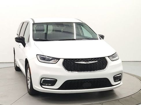 Used 2024 Chrysler Pacifica Touring-L FWD image 2