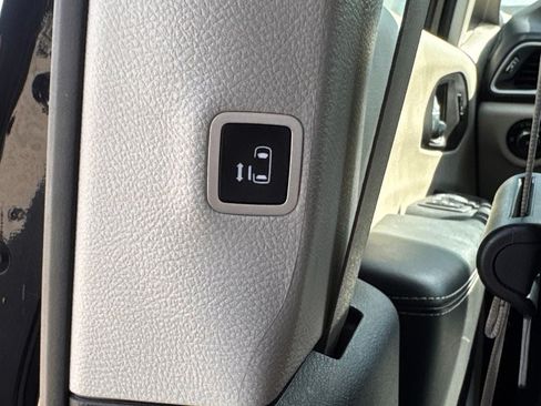 Used 2024 Chrysler Pacifica Touring-L FWD image 13