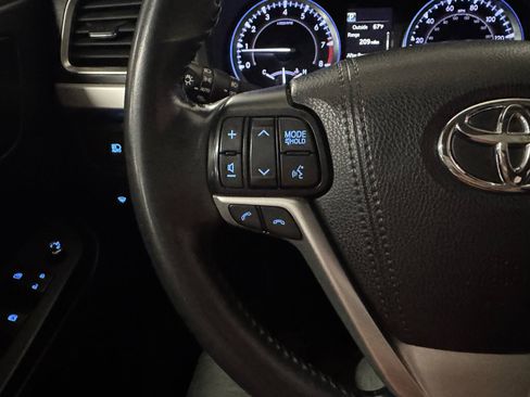 Used 2019 Toyota Highlander XLE image 27