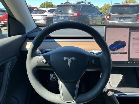 Used 2022 Tesla Model Y Long Range AWD/4WD image 25