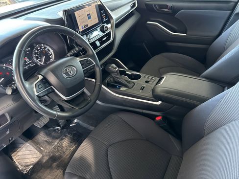Used 2023 Toyota Highlander LE image 9