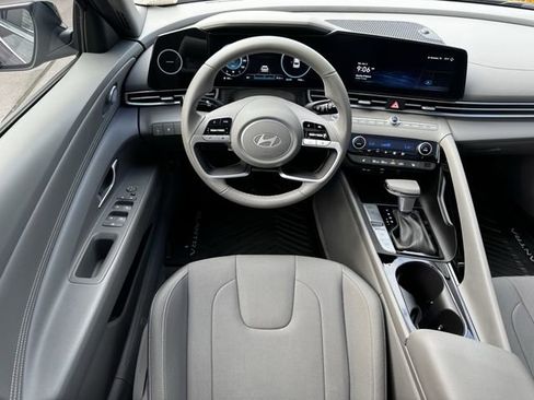 Used 2025 Hyundai Elantra SEL FWD image 13