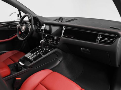 Certified 2026 Porsche Macan AWD/4WD image 24