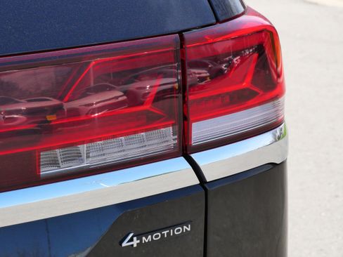 Used 2024 Volkswagen Atlas SE AWD/4WD image 17