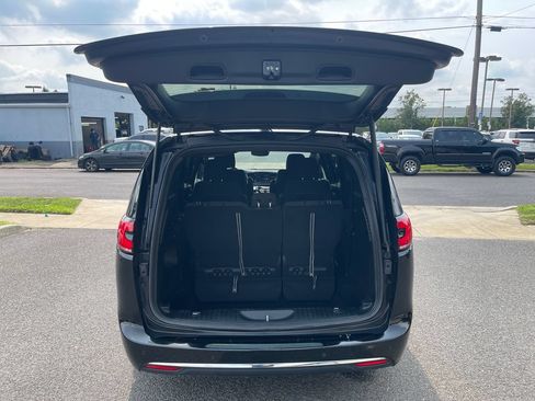 Used 2024 Chrysler Pacifica Touring FWD image 18