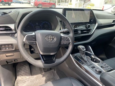 Used 2025 Toyota Highlander Platinum AWD/4WD image 10