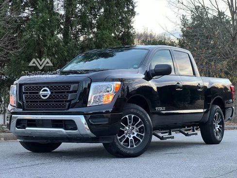 Used 2022 Nissan Titan SV image 3