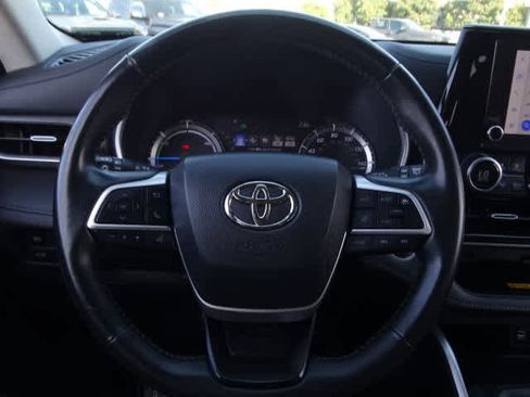 Certified 2024 Toyota Highlander XLE image 25