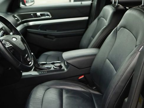 Used 2017 Ford Explorer XLT w/ Equipment Group 202A image 13