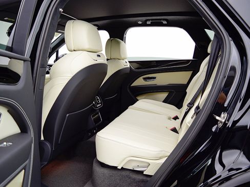 Used 2025 Bentley Bentayga image 39